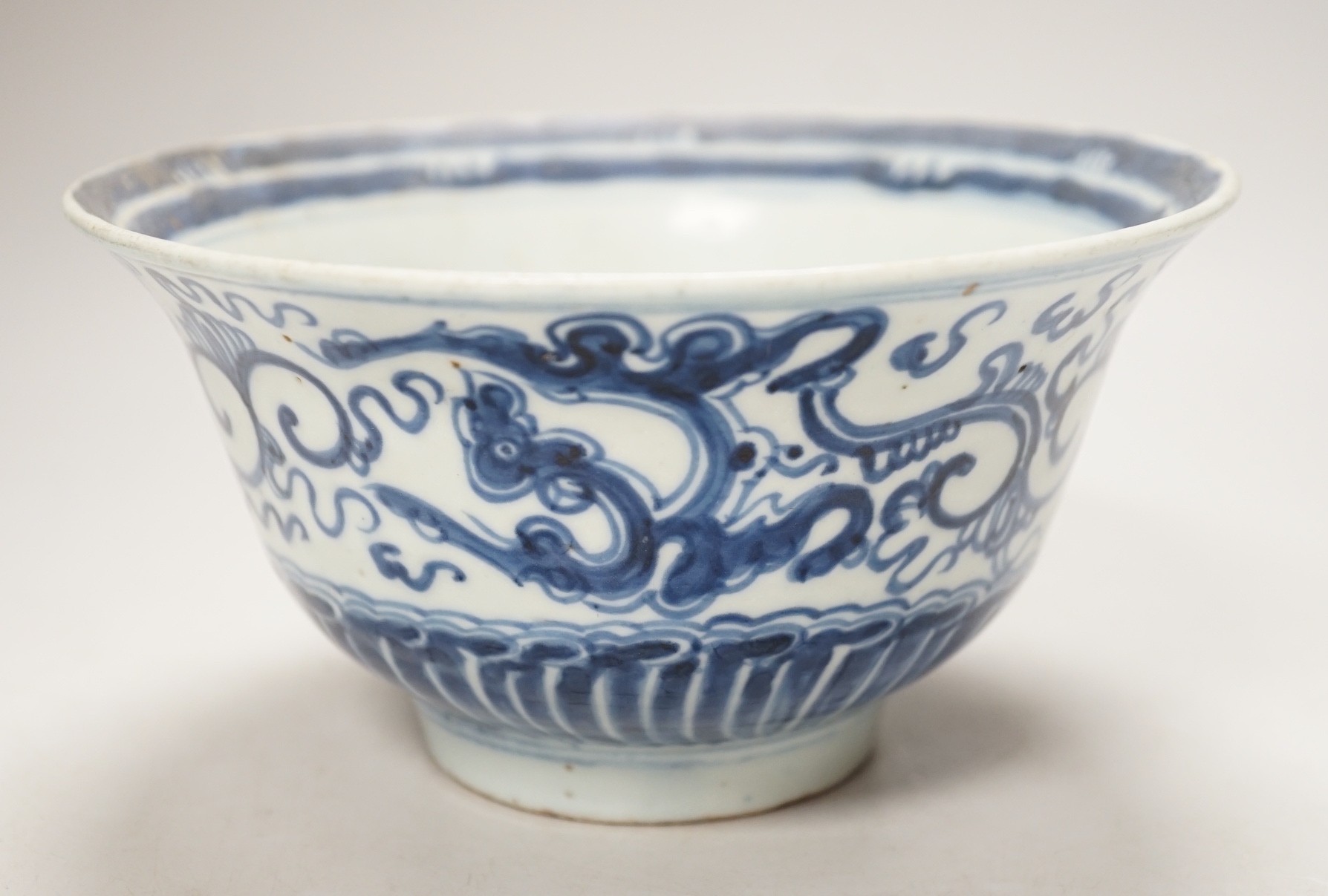 A Chinese Ming dynasty blue and white bowl, 17cm